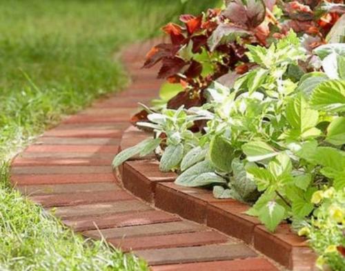 Начинающий клумбы из кирпича. Клумбы из кирпича своими руками: простая работа — отличный результат
