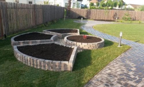 Начинающий клумбы из кирпича. Клумбы из кирпича своими руками: простая работа — отличный результат