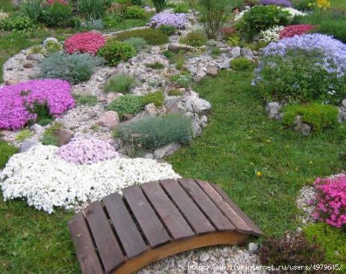 Ручей из цветов в саду. 01