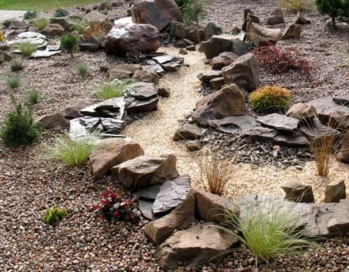 Ручей из цветов в саду. 07