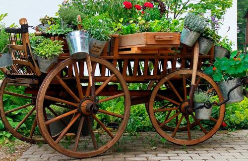 Вертикальная клумба из пластиковых ящиков. Вертикальные клумбы — создание каскадных цветников своими руками, фото