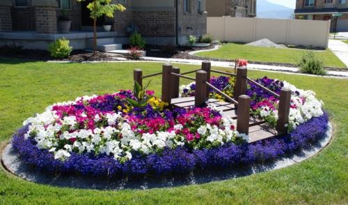 Петунии в дизайне сада. Круглые клумбы и бордюры с использованием петуний