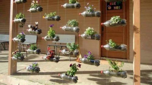 Вертикальная клумба из пластиковых ящиков. Вариант с пластиковыми бутылками