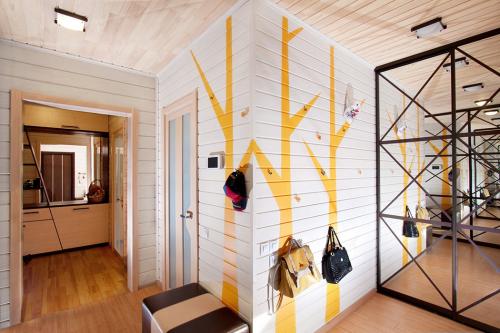 Как украсить пустую стену в коридоре. Декор стен в прихожей