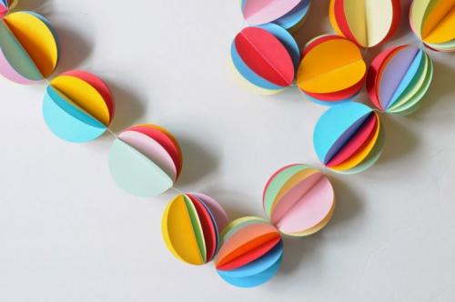 Как украсить стену своими руками из бумаги. Украшения из бумаги своими руками: идеи создания стильных и долговечных бумажных украшений для декора дома и офиса (100 фото + видео)