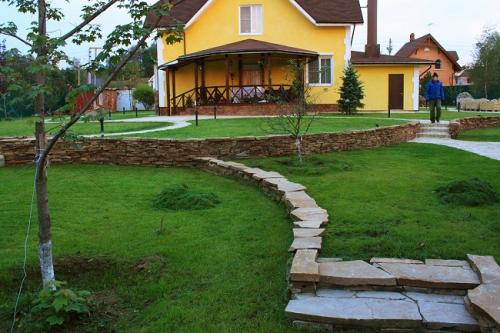 Ландшафтный дизайн у забора со стороны улицы. Какие растения посадить вдоль забора 06