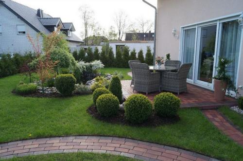 Ландшафтный дизайн у забора со стороны улицы. Какие растения посадить вдоль забора 09