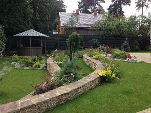 Ландшафтный дизайн у забора со стороны улицы. Какие растения посадить вдоль забора 05