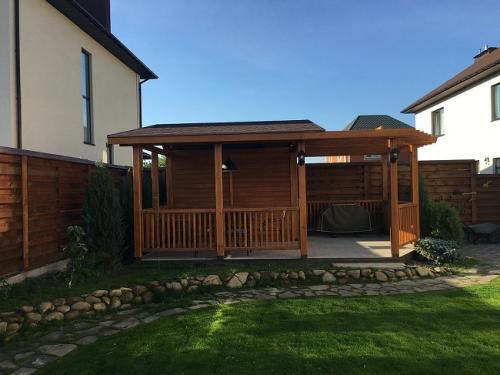 Ландшафтный дизайн у забора со стороны улицы. Какие растения посадить вдоль забора 04