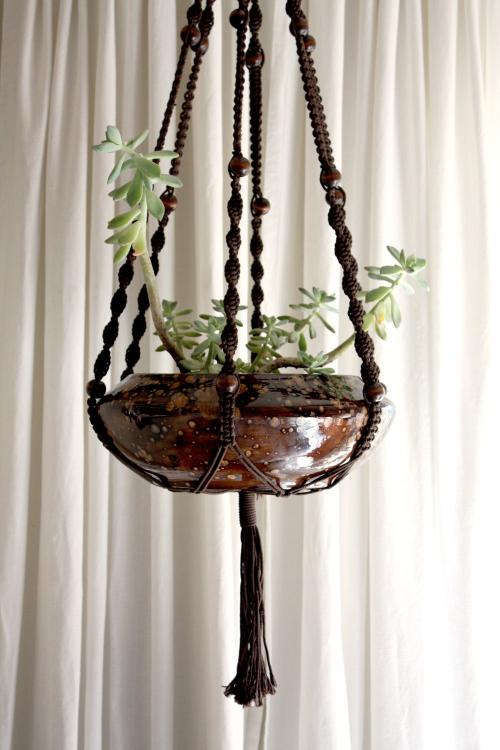 Кашпо своими руками из шпагата. Кашпо для цветов в технике Макраме: схемы плетения и мастер-классы для начинающих