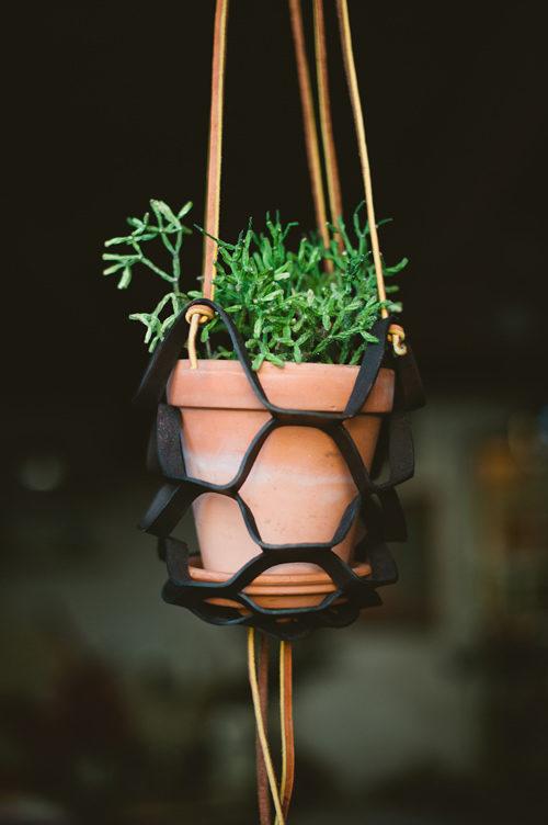Подвесное кашпо своими руками. Стильные кашпо для цветов — делаем сами!